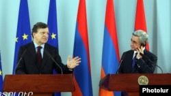 Հայաստանի նախագահ Սերժ Սարգսյանը եւ Եվրոպական հանձնաժողովի նախագահ Ժոզե Մանուել Բարոզոն համատեղ մամուլի ասուլիսում
