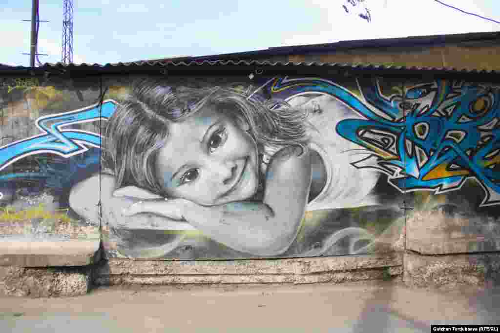 Бишкектеги Панфилов - Лев Толстой көчөлөрүнүн кесилишиндеги дубалдарга тартылган сүрөттөр &ldquo;Биримдикте бактылуубуз&rdquo; деп аталган фестивалдын алкагында 2014-жылы тартылган.&nbsp;