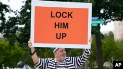 Ցուցարարը «Բանտարկե՛ք նրան» պաստառով դատարանի շենքի մոտ, Վաշինգտոն, 3 օգոստոսի, 2023թ.
