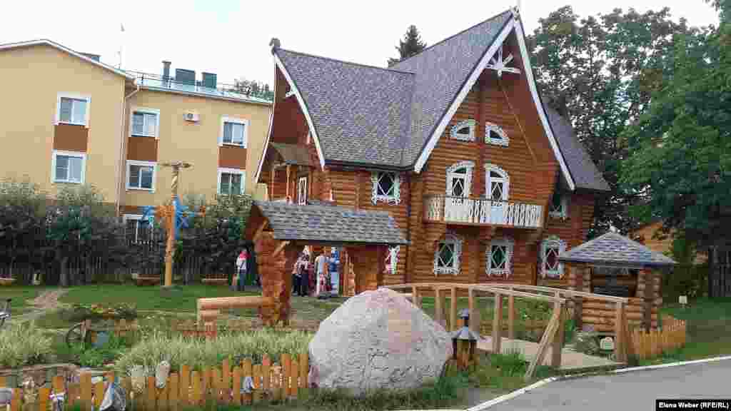 В Костроме, которая считается родиной династии Романовых, туристов заинтересует историческая часть города, где насчитывается более 500 памятников архитектуры и истории. Туристам, приехавшим с детьми, костромчане советуют побывать в Тереме Снегурочки. За 500 рублей (семь с половиной долларов) с человека (маленьким детям бесплатно) нам провели экскурсию по всему сказочному городку. Тут можно и монетку отчеканить на память, и в колокола побить, и в ледяной комнате побывать, отведать русского каравая с солью.