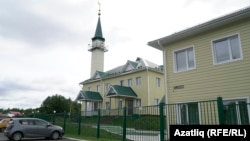 Мәктәп каршындагы мәчет