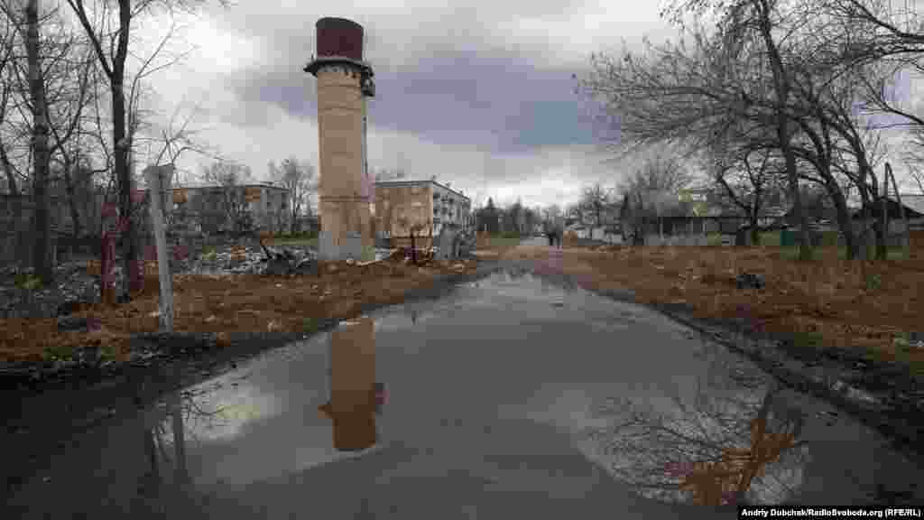 В&#39;їзд до центральної вулиці селища Новотошківське. Крайні будинки на ній, які фактично були щитом для населеного пункту під час обстрілів у 2014-2015 роках, досі залишаються зруйнованими та майже нежилими