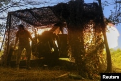 Український вояк з 82-ої окремої штурмової бригади здійснює постріл з гармати. Донецька область, серпень 2025 року