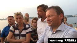 Բիզնես-օմբուդսմեն Բորիս Տիտովը և «Աճի կուսակցության» Սևաստոպոլի մասնաճյուղի ղեկավար Օլեգ Նիկոլաևը տեղացի ձեռնարկատերերի հետ հանդիպման ժամանակ, Ղրիմ, 2016թ․