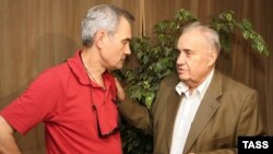 Режиссеры Сергей Бодров-старший и Эльдар Рязанов на церемонии открытия V фестиваля отечественного кино «Московская премьера» в Доме Кино