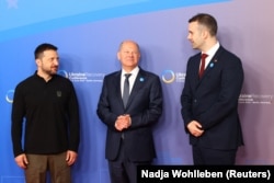 Президент України Володимир Зеленський, тогочасний канцлер Німеччини Олаф Шольц та прем'єр-міністр Чорногорії Мілойко Спаїч (крайній справа). Берлін, Німеччина, червень 2024 року