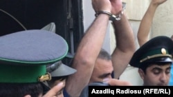 Əfqan Muxtarlı məhkəməyə gətirilən zaman. 09iyun2017