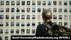 «Стіну народної пам’яті» у Михайлівському монастирі в Києві відкрили 29 серпня 2015 року на перші роковини Іловайської трагедії