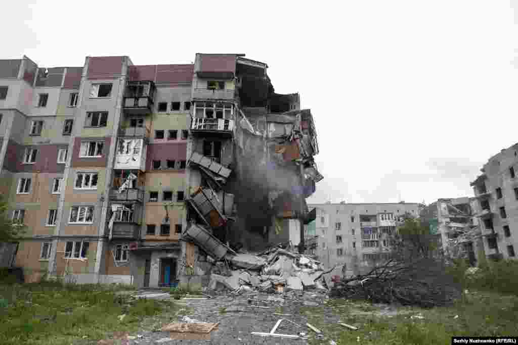 По данным карты DeepState, город Часов Яр в Донецкой области Украины частично оккупирован российскими войсками. На фото показан район Канал, который Россия захватила в июле 2024 года. Бои за город начались после оккупации Бахмута в мае 2023 года и продолжаются по сей день.