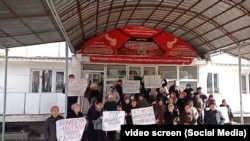 Музыкалык окуу жайынын имаратынын алды.