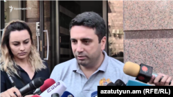 Ազգային ժողովի փոխնախագահ Ալեն Սիմոնյանը զրուցում է լրագրողների հետ, Երևան, 6-ը սեպտեմբերի, 2019թ.