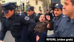 Ադրբեջան - Ոստիկանները բերման են ենթարկում ցուցարարին, Բաքու, 16-ը փետրվարի, 2020թ.