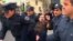 Полиция задерживает активиста в Баку накануне протестов. 16 февраля 2020 года. 