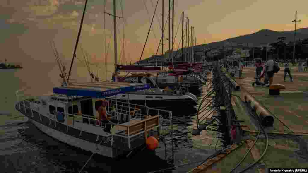 Прогулочные катера ждут желающих отправиться на вечернюю прогулку в Ялте