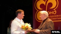 Олег Табаков поздравляет Сергея Фролова, актера "Ленкома"