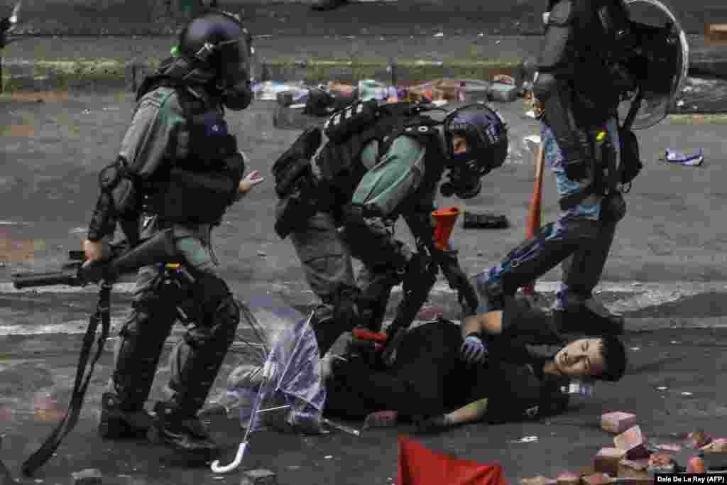 Поліція затримує протестувальника в Гонконгському політехнічному університеті, 18 листопада 2019 року