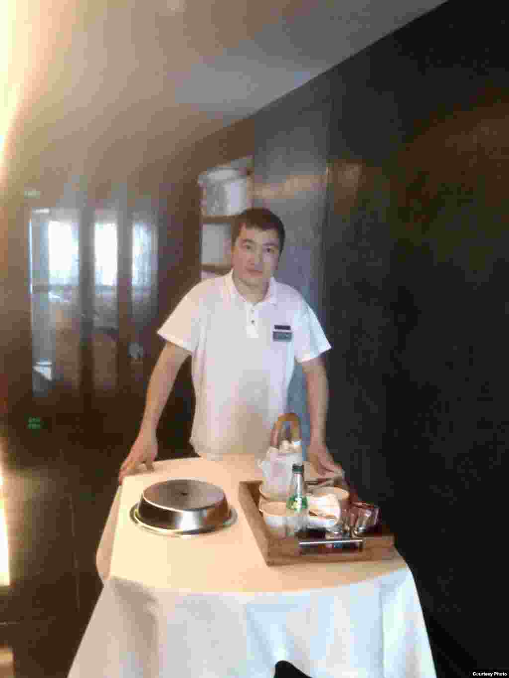 Мейманканада&nbsp;официант болуп иштейм атым Кубатбек Кайрат улуу. Менин конокторго бөлмө үчүн керек буюмдарды таратам жана заказ кылган тамагын алып келип берем.&nbsp;​