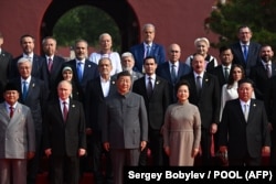 У першому ряду президент Індонезії Субіанто, очільник Росії Путін, президент Китаю Сі Цзіньпін та його дружина Пен Ліюань, лідер Північної Кореї Кім Чен Ин позують для фотографії перед військовим парадом на площі Тяньаньмень у Пекіні. 3 вересня 2025 року