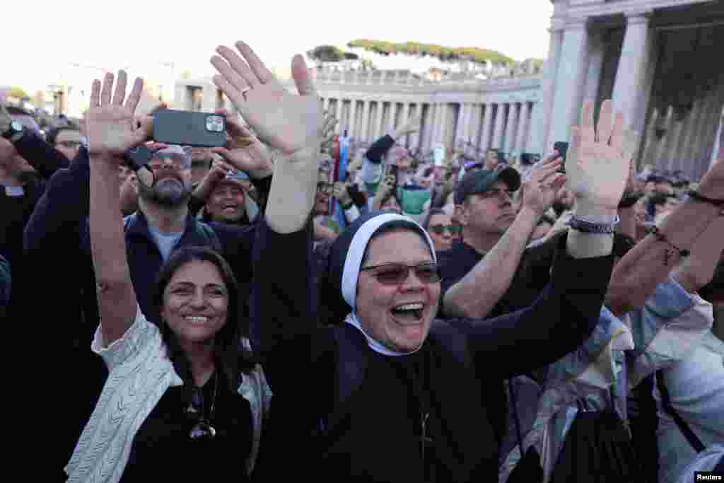 Папа абраны, людзі сьвяткуюць