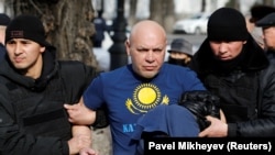 Учасники акцій вимагали зареєструвати опозиційні партії та припинити репресії проти критиків влади