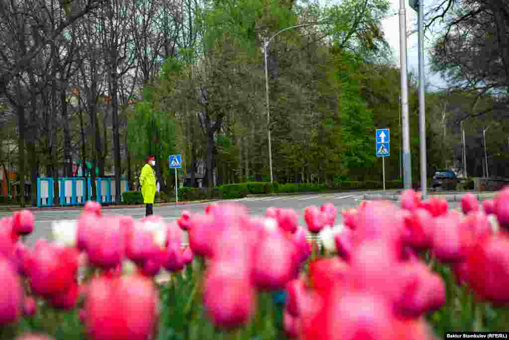 Жол боюнда турган милиция кызматкери.&nbsp;