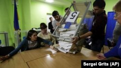 За даними ЦВК, Володимир Зеленський отримує 30,41%, Петро Порошенко – 16,03%, Юлія Тимошенко – 13,24%