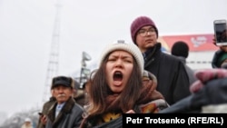 Дівчина біля монумента Незалежності. Алмати, 16 грудня 2019 року