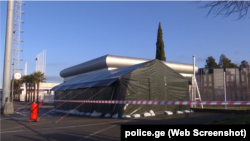 В аэропортах и на КПП сухопутных границ были установлены специально оборудованные палатки