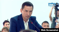 Отец погибшего подростка Каржаубай Нурымов дает показания в суде, 18 апреля 2025 года
