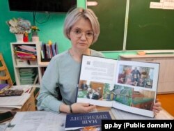 Настаўніца пачатковых клясаў Вера Дзямідава з кнігай «Наш прэзыдэнт» у школе мястэчка Карма