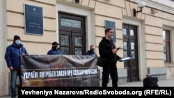 Учасники акції передали своє звернення представнику мерії з вимогою розглянути його під час сесії міської ради