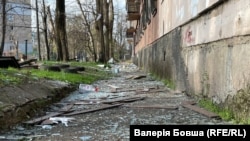 За даними ОВА, через удар РФ постраждала жінка, пошкоджена адмінбудівля. Фото архівне 