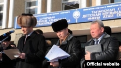 Омурбек Бабанов во время рабочего визита в Талас, январь 2012.