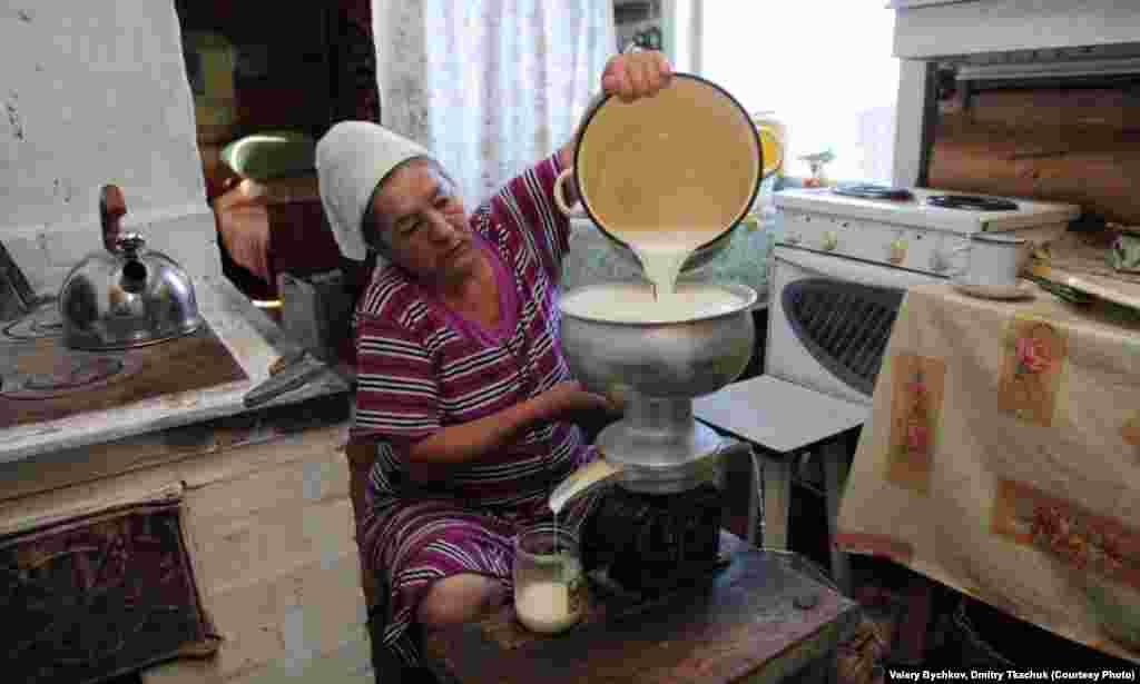 Сазлыклар арасындагы авылларда әле дә кул сөт аергычлары