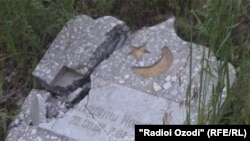A destroyed gravestone 