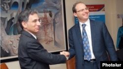 Министр экономики Армении Тигран Давтян (слева) и региональный директор IFC по Кавказу Томас Любек в ходе церемонии подписания соглашения о сотрудничестве, Ереван, 8 февраля 2012 г.  