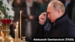 Орус президенти Владимир Путин Санкт-Петербург чиркөөсүндөгү диний жөрөлгө маалында, 7-январь 2019-жыл.