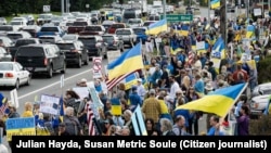 Митинг в поддержку Украины на шоссе Сьюард в Анкоридже, Аляска, 14 августа 2025 года