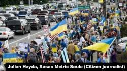  Учасники тримали у руках українські прапори та плакати з написами «Аляска з Україною», «Повна перемога України», «Загарбники не мають права голосу за столом», «Слава Україні»