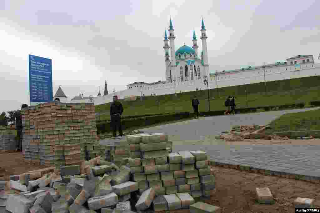 Казан үзәгендәге күп кенә машина юллары һәм җәяүле юллары төзекләндерелә. Кол Шәриф мәчете каршындагы мәйданның җәяүле юлларын ясаучы азәрбайҗаннар 13 июньгә кадәр барлык эшләрне төгәлләргә кушылуын әйтә. Эшләрнең сузылуын яңгырлар еш яву белән аңлаталар