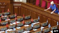 Трижды распущенный Ющенко парламент продолжает свою работу
