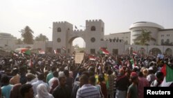Протестующие у здания министерства обороны требуют отставки президента аль-Башира, 11 апреля 2019 года.