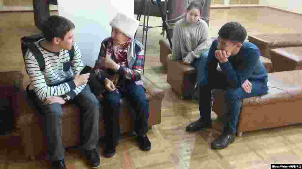 На показ пригласили журналистку, писательницу, исследовательницу темы репрессий Екатерину Кузнецову. После ее выступления, которое произвело впечатление на посетителей, некоторые молодые люди захотели лично с ней пообщаться, записать некоторые воспоминания из рассказов узников и спросить о том, как она проводила исследование. - Тема Карлага, к сожалению, на сегодня у нас в Караганде не популярна. Не создается исторически объективная картина того, что пережил Казахстан в те страшные 1930-е годы. Поэтому работа, которая ведется университетом &quot;Болашак&quot;, втройне полезна и важна. В эту работу надо включаться как можно больше молодежи нашей, потому что без ее участия эта работа теряет свое наполнение. Для понимания прошлого нужно учиться, читать, думать и сомневаться. Я думаю, эта выставка подтолкнет интерес к своим семьям, и вам захочется узнать у еще живых дедушек и бабушек, как они и их семьи оказались в Караганде, - сказала Екатерина Кузнецова.&nbsp;