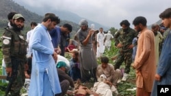 تیم صحی در حال رسیدگی به زخمیان زلزله در ولایت کنر 