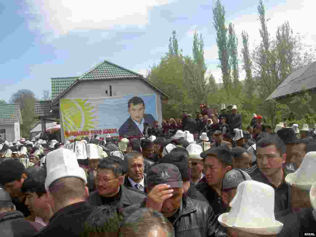 Санжар Кадыралиевдин тажыясы Өзгөндүн  Кызыл-Сеңир айылындагы өзү туулуп-өскөн үйдө өттү - Kyrgyzstan -- Funeral the deputy of parliament Sanjar Kadyraliev, Village Kyzyl-Senir Uzgen district,16april2009