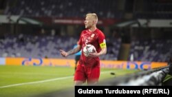 Футбол боюнча Кыргызстан курама командасынын капитаны Валерий Кичин оюн учурунда. 