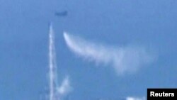 Аскерий тикучар "Фукусима Дайичи" АЭСине суу таштоодо.17-март, 2011