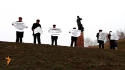 Казанда ТИҮ Бәләбәй гимназиясе мөдирен яклап пикетка чыкты