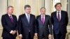 (Зліва направо) Міністр закордонних справ Люксембургу Жан Ассельборн, президент України Петро Порошенко, міністр закордонних справ Бельгії Дідьє Рендерс та міністр закордонних справ Нідерландів Берт Кундерс у Києві. 23 листопада 2015 року