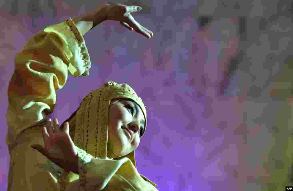 Девушка в традиционном киргизском костюме во время исторического шоу в Бишкеке.